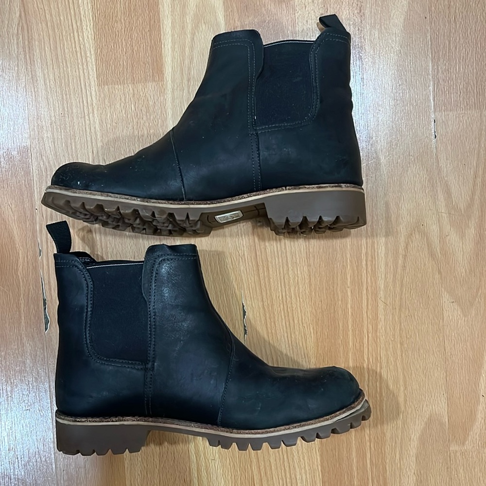 Women’s Chaco fields chelsea waterproof boot size 9.5